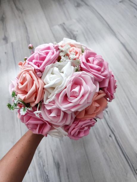 Kytica z umelých kvetov,