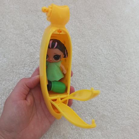 Bábika v banane lol,