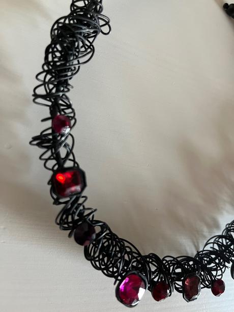 Nadherny nahrdelnik, 