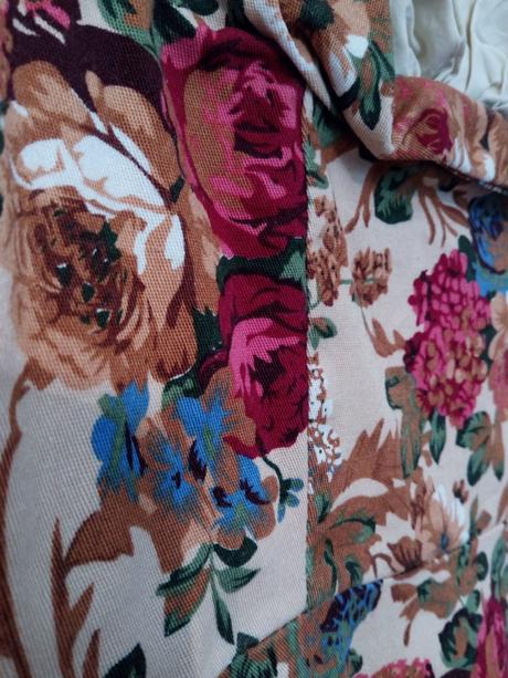 Bežové retro šaty s kvetmi, lindy bop,s