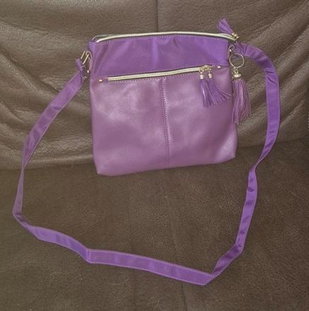 Fialová kabelka, 