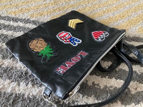 Kabelka s nášivkami,