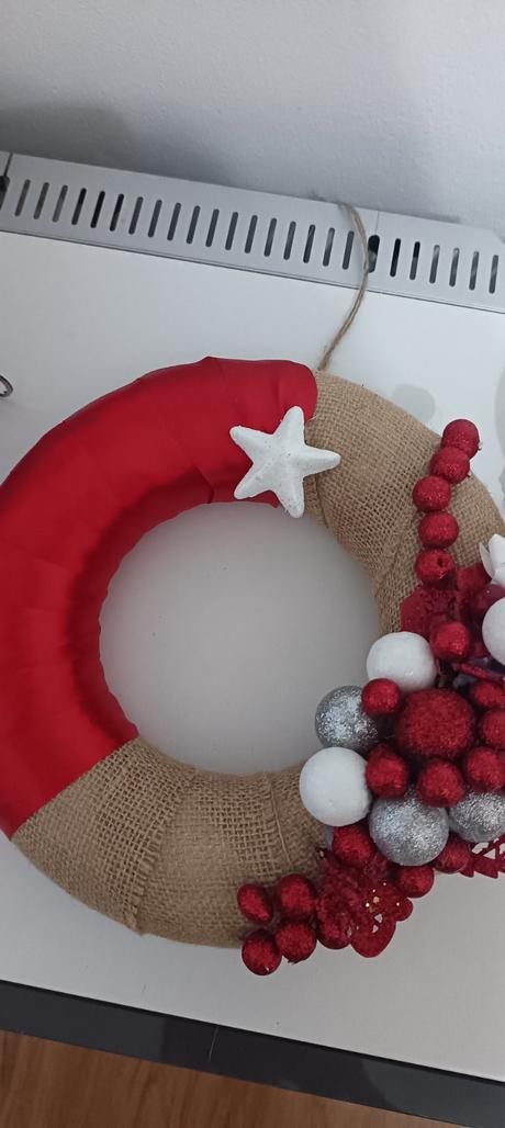 Vianočný veniec s trblietavými doplnkami,