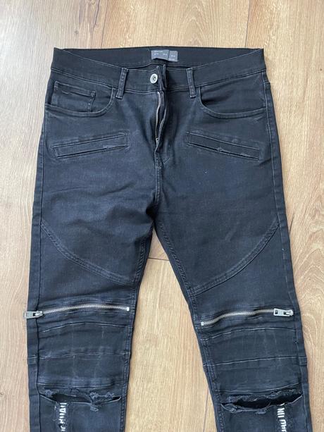 Čierne rifle s nápismi, zara,32