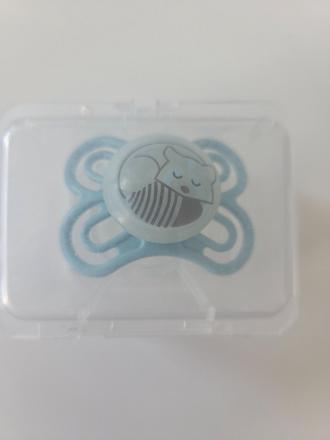 Mma dudlík 0+ svieti v tme, 