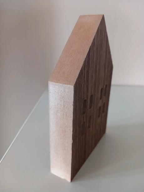 Drevený dekoračný stojaci domček 13x9x2 cm,