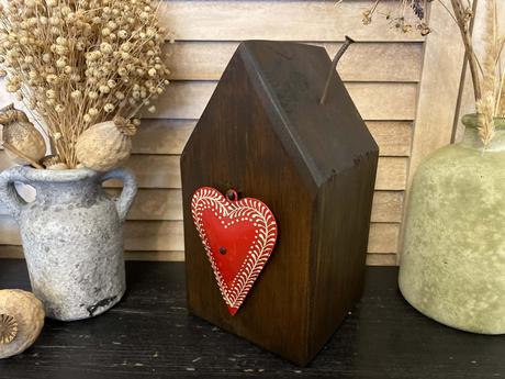 Drevený dekoračný domček a drevené okienko, 