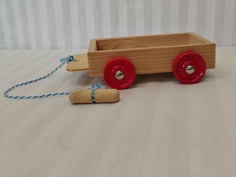Drevený ťahací vozíček červené kolieska 21x16x5 cm,