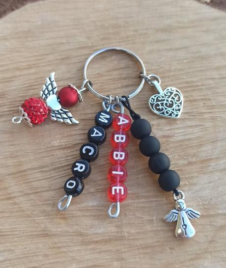 Kľúčenky s menami anjelikom z minerálov a korálok, 