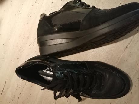 Čierne mokasiny, 37