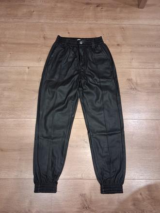 Koženkové joggery, bershka,s