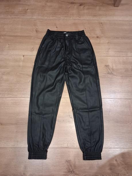 Koženkové joggery, bershka,s