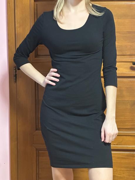 Čierne obtiahnuté šaty, s