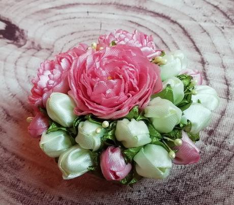 Pivonky a púčiky v aranžmáne, 