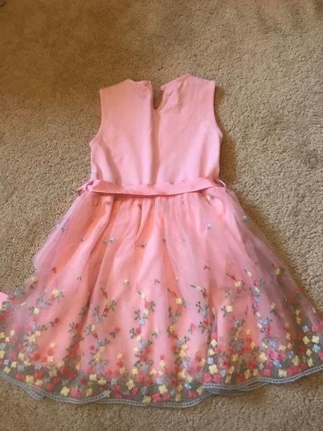 Vyšívané šaty, 122