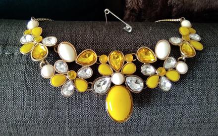 Náhrdelník so žltými kameňmi, 
