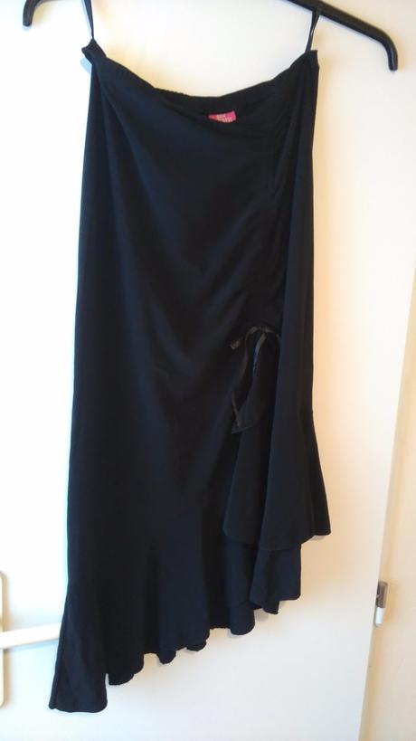 Čierna sukienka vhodná aj na slávnosť, 38