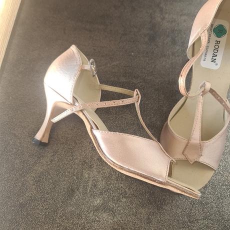 Tanecne topánky, 32