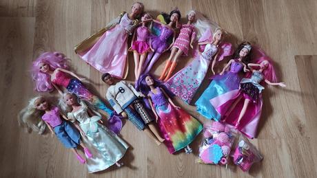 Barbie nábytok + bábiky barbie, 