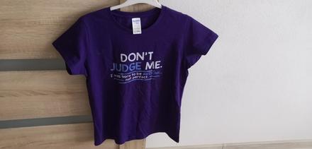 Fialové tričko s nápisom "nesúďte ma", m