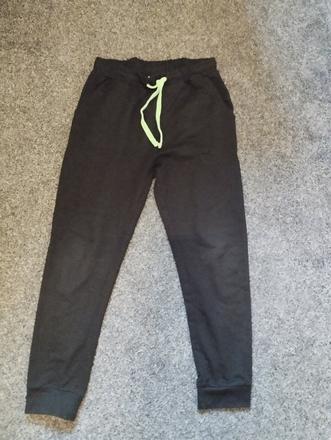 Málo nosené tepláky, 152