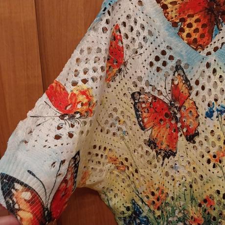 Farebny top velkosti m s motylmi, m