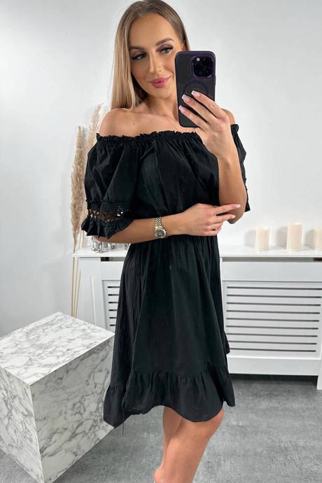 Čierne šaty s čipkou na rukáve,