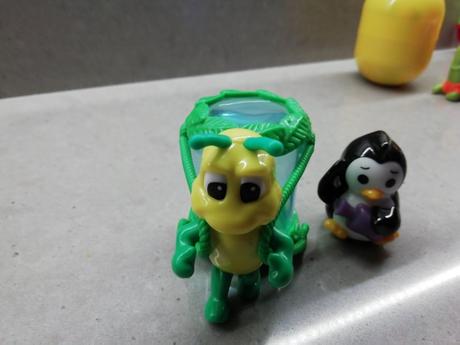Dve figúrky z veľkých kinder vajíčok,