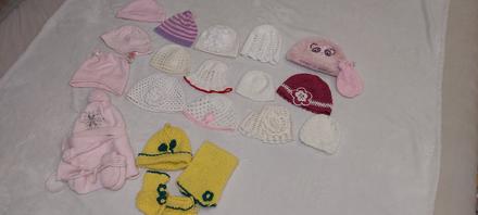 Čiapky biela ružova žltá..., 62