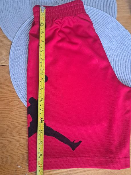 Tricka+kratasy spolu 25eur, velkost m 132az147, air jordan,140