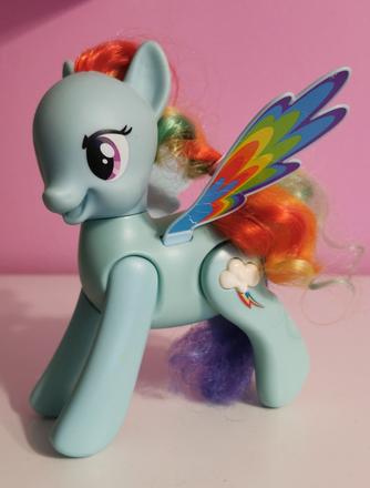 Little pony robí saltá, 