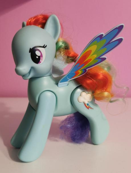 Little pony robí saltá, 