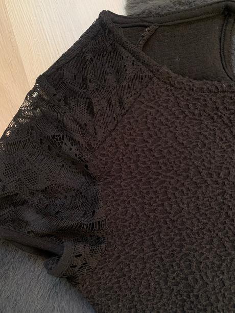 Čierne kratke spoločenske obtiahnuté šaty, s