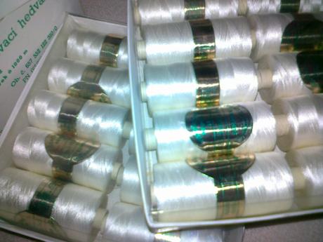 Biele a zlate nite na strojove sitie, 