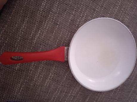 Panvica pouzivana, poškriabaná, 