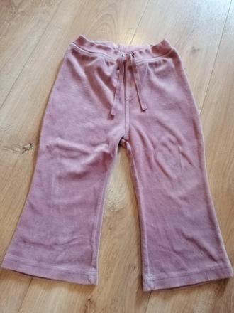 Ružové zamatové tepláky, 86