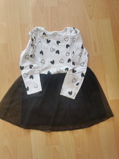 Saticky s dlhym rukavom a tylovou suknou, 104