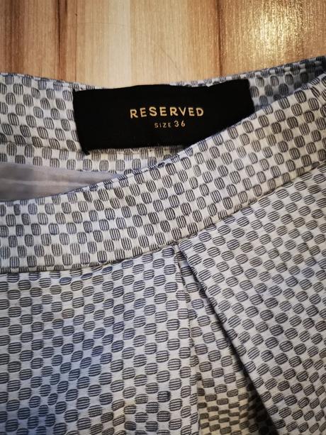 Sivá sukňa, reserved,s