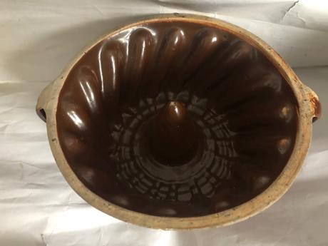 Velika keramicka starozitna forma s usami,