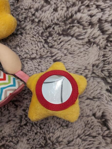 Mäkkučká šušťavá bábika na zavesenie,