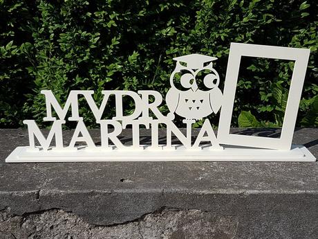 Darček k promóciám - stojan s titulom a menom,