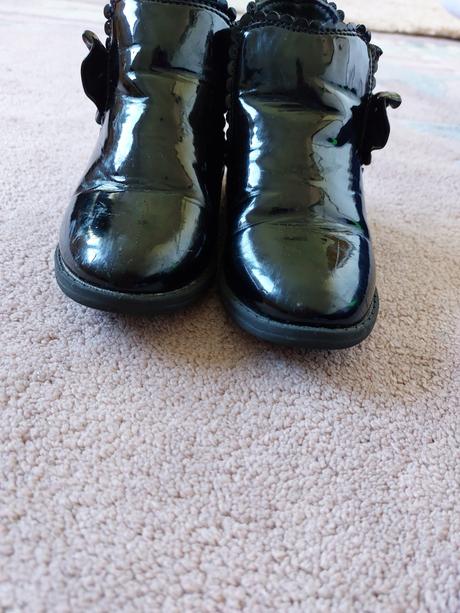 Kotnikove topanky, 24