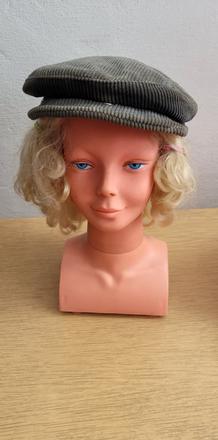 Menčestrová šedá baretka, 134