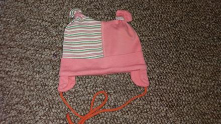 Čiapka so šnúrkami, 74