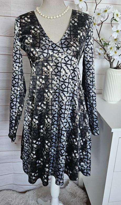 Krásne zaujímavé šaty, m