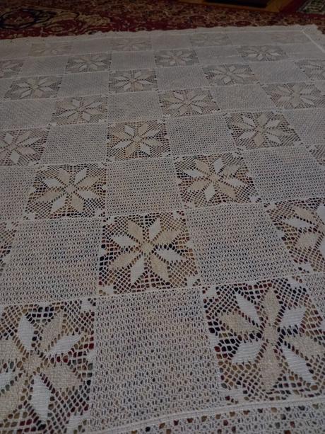 Obrus s háčkovaným vzorom 158 x 130 cm,
