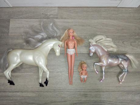 Bábika, dieťa a dva kone, 