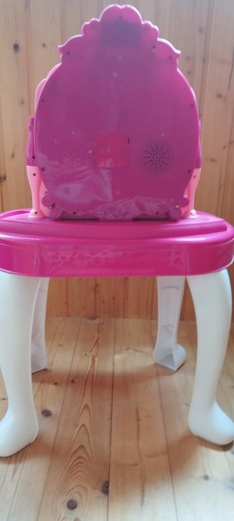 Stolík pre dievčatá, 