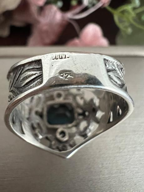 Anillo de plara y zafiro, 