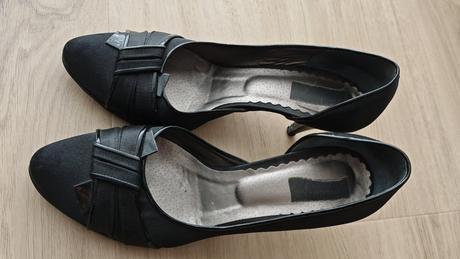 Cierne zamatove lodicky, 40